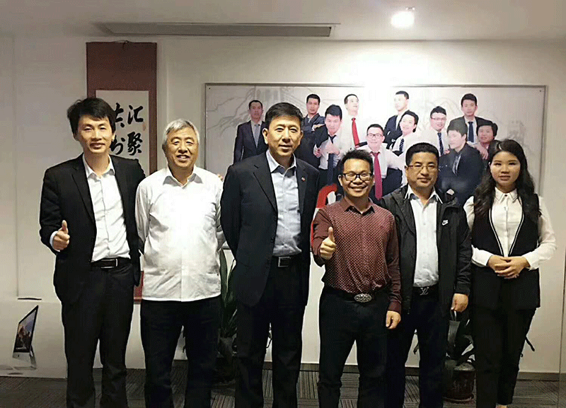 中鑄機械盧總與中國鑄造協會成員合影