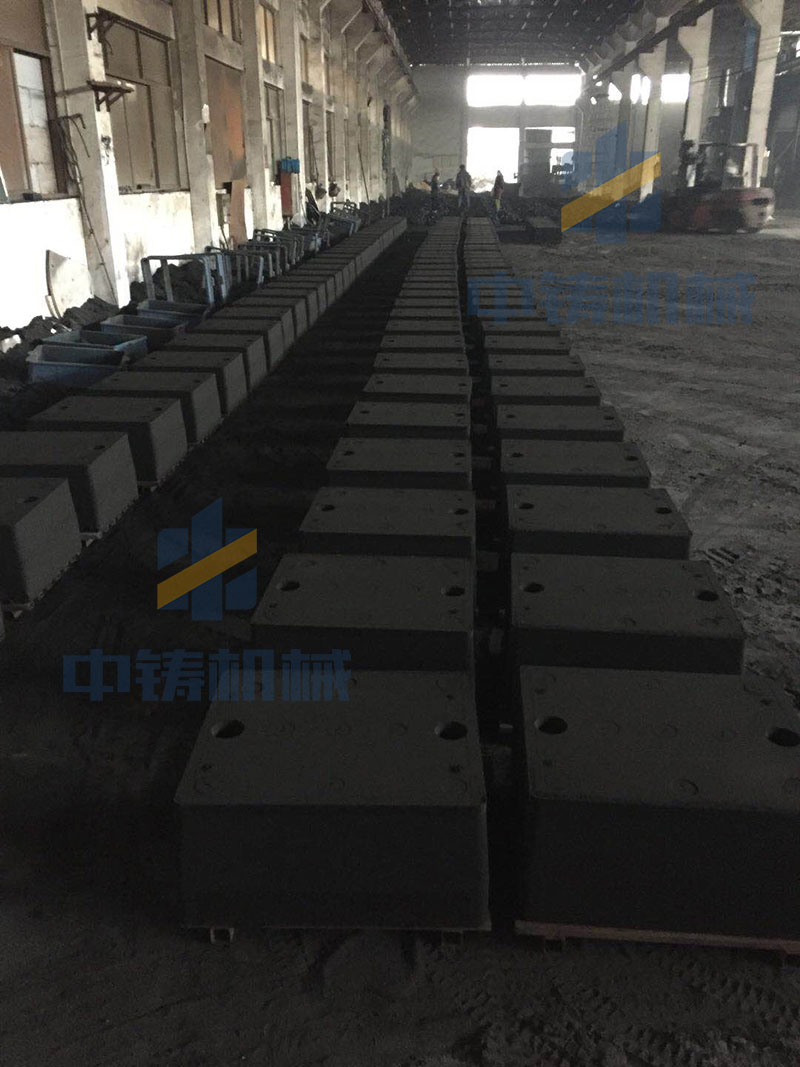 造型機打好砂箱后有小推車擺放到澆注區 造型機打好砂箱后有小推車擺放到澆注區