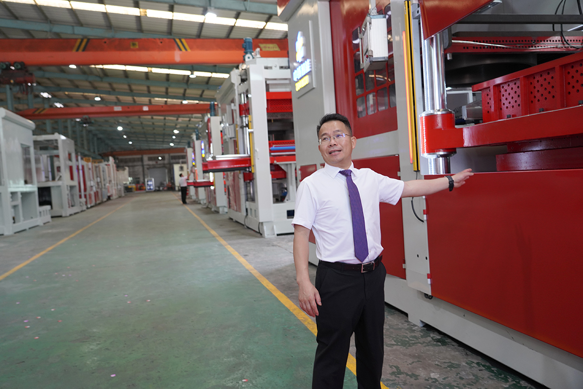 美邦集團(tuán)董事長(zhǎng)盧紹宋介紹中鑄造型機(jī) 美邦集團(tuán)董事長(zhǎng)盧紹宋介紹中鑄造型機(jī)